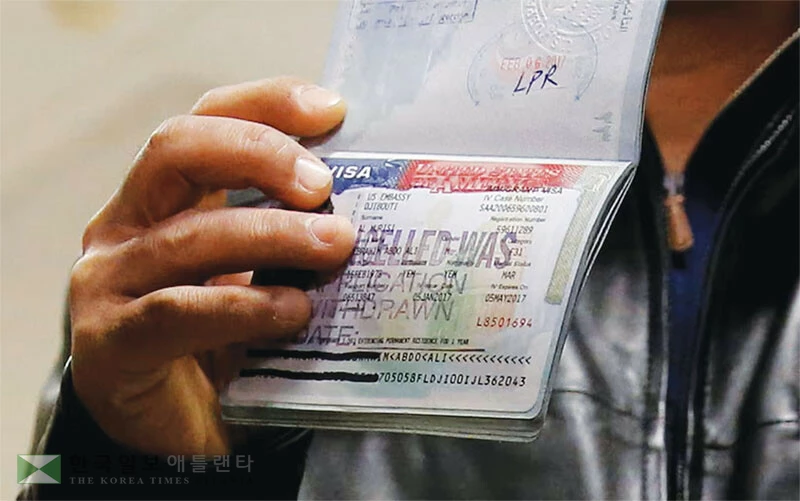  트럼프 행정부들어 합법 체류자들의 비자 취소가 급증하고 있다. 비자 취소 스탬프가 찍힌 한 외국인의 여권. [로이터]