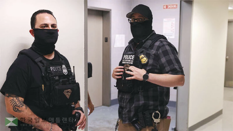  9일 뉴욕의 이민법원 내부에 복면을 한 연방 이민단속 요원들이 이민자 체포를 위해 출동해 있다. [로이터]