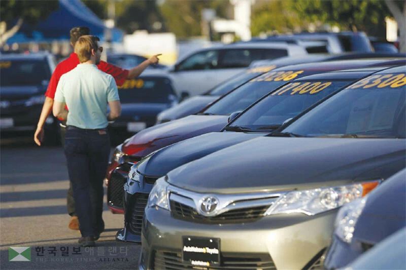 최근 급등한 신차 가격에 부담을 느낀 바이어들이 중고차로 몰리고 있지만 중고차 가격도 빠르게 상승하고 있다. [로이터]