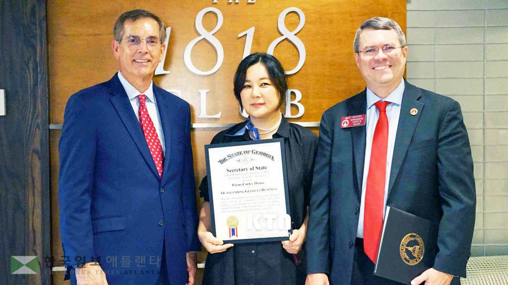 김진희 페인-콜리 하우스 대표(가운데)가 브래드 래펜스퍼거 주무장관(왼쪽)과 맷 리브스 의원으로부터 상을 받고 있다.사진=페인콜리 제공