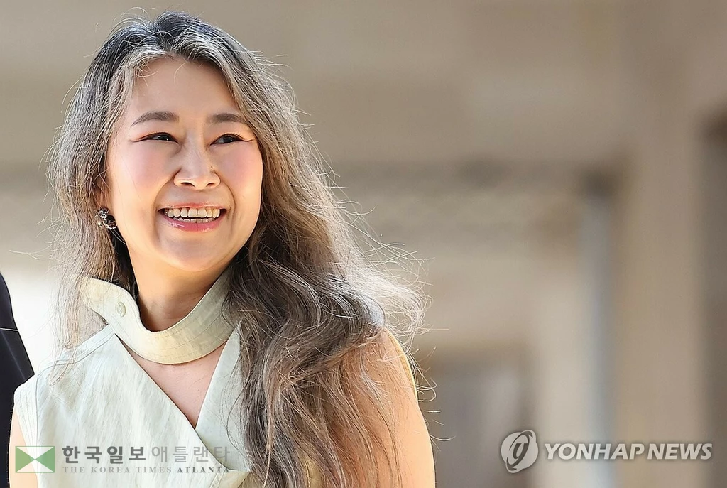  넷플릭스 애니메이션 '케이팝 데몬 헌터스'의 매기 강 감독(오른쪽)이 21일 서울 용산구 국립중앙박물관을 방문해 유홍준 관장과 인사하며 밝게 웃고 있다. (서울=연합뉴스)  