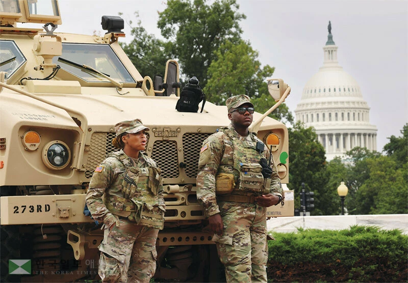  19일 워싱턴 DC 연방 의사당 앞에 주 방위군의 장갑차가 배치돼 있다. [로이터]