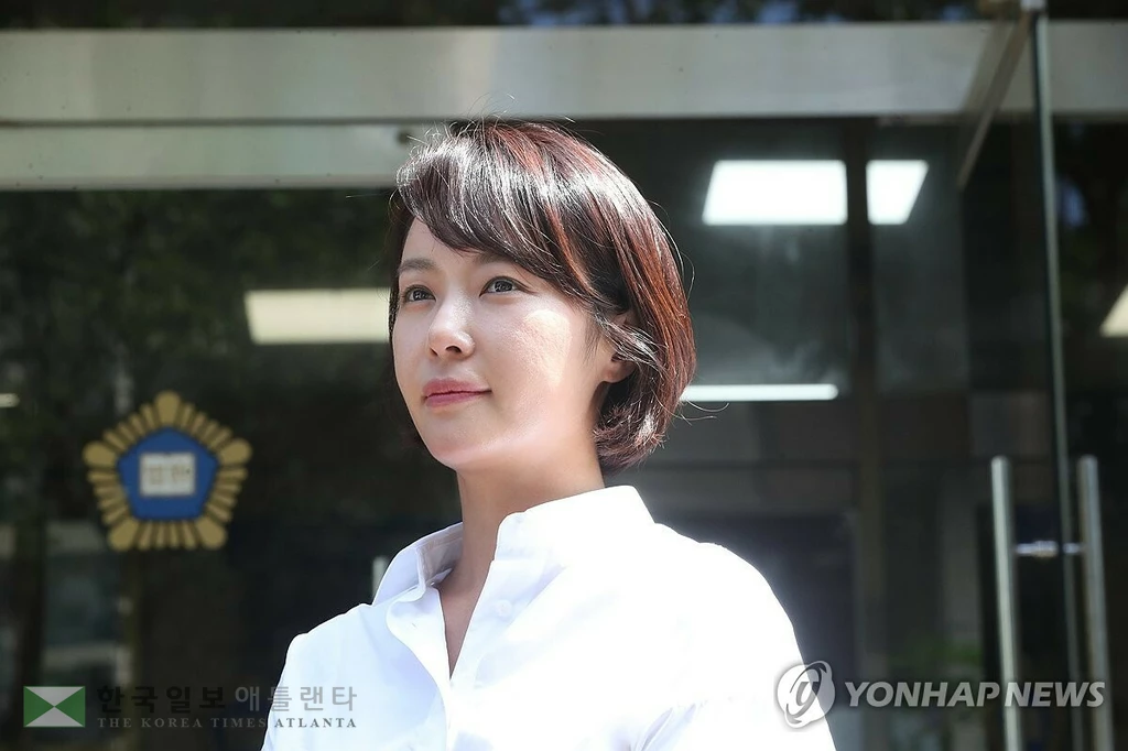 특정경제범죄 가중 처벌 등에 관한 법률 위반(횡령) 혐의로 기소된 배우 황정음이 21일 결심 공판에서 징역 3년을 구형받고 법원을 나오면서 취재진 질문을 받고 있다. 2025.8.21 (제주=연합뉴스) 