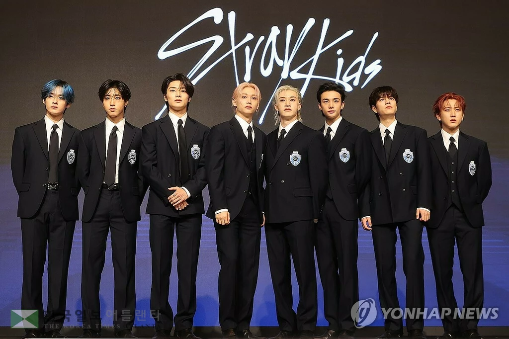 그룹 스트레이 키즈가 22일 서울 여의도 콘래드 호텔에서 열린 정규앨범 4집 '카르마' 발매 기념 기자간담회에서 포즈를 취하고 있다.(연합뉴스)