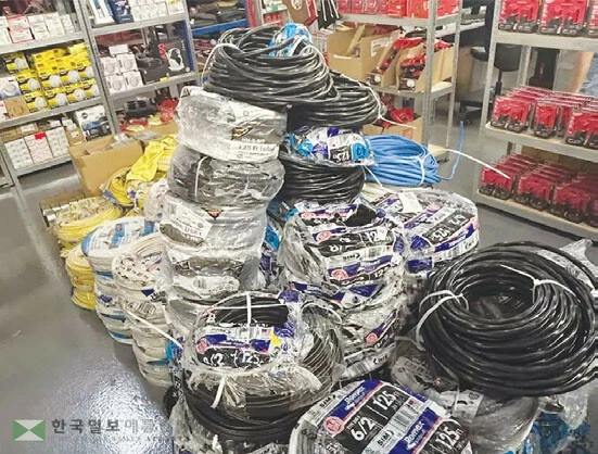 한인 운영 철물점에서 발견된 도난 물품들. 		             <LAPD>