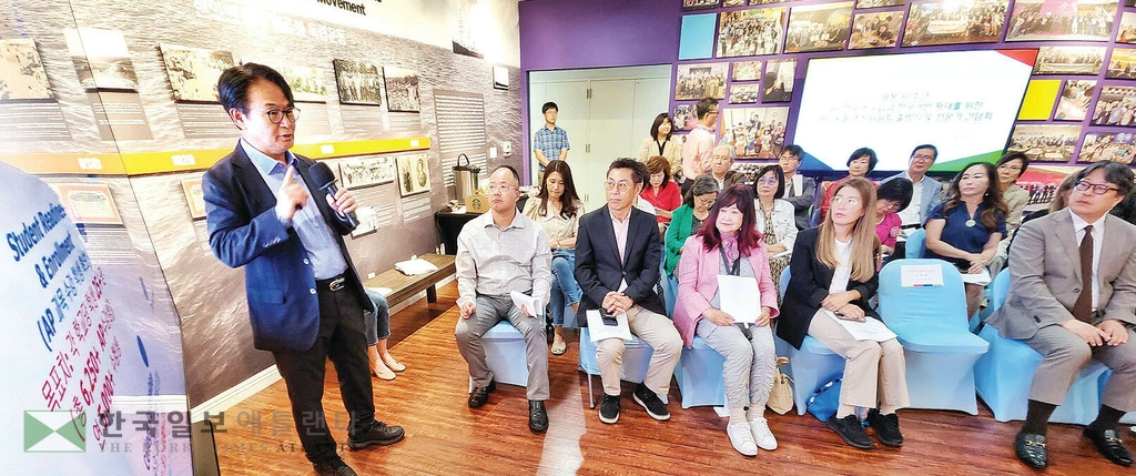 21일 AP 한국어 도입을 위한 재미동포 추진위원회 출범식에서 캘스테이트 LA의 김효정 교수(맨 왼쪽)가 AP 한국어 과목 채택 현황과 과제에 대해 발표하고 있다. <박상혁 기자>