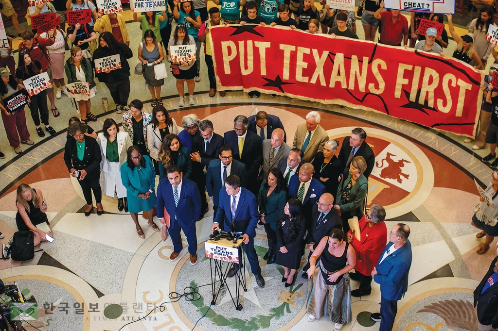 텍사스 주의회 민주당 의원들이 공화당의 선거구 조정안 표결에 반발하고 있다.                             <로이터>