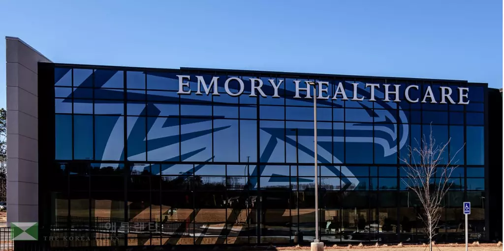 에모리 헬스케어가 최근 대규모 해고 후 대량해고 요건 준수 여부를 놓고 해고 직원들에 의해 소송을 당했다.