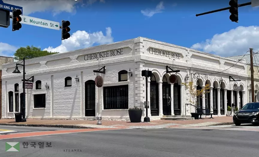 종업원이 로버트 F 케네디 연방보건장관과 찍은 사진을 소셜미디어에 올린 뒤 거센 정치적 후폭풍에 시달렸던 체로키 로즈 식당.