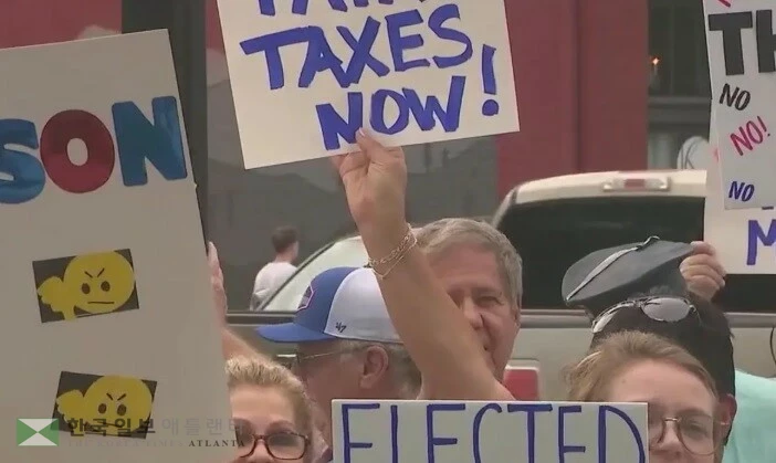 월튼카운티 주민들이 21일 재산세 인상에 반대하는 시위를 하고 있다. <사진=폭스5 뉴스 화면 캡처>