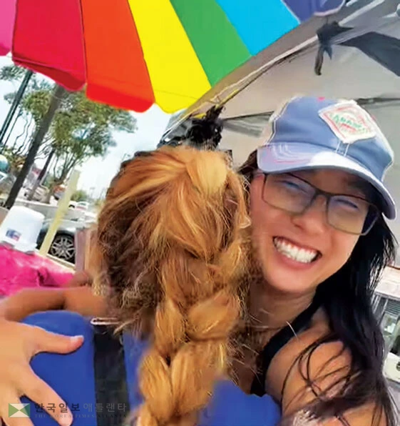 한 노점상이 헤스터 이씨와 포옹하며 감사를 표하고 있다. <인스타그램 캡처>