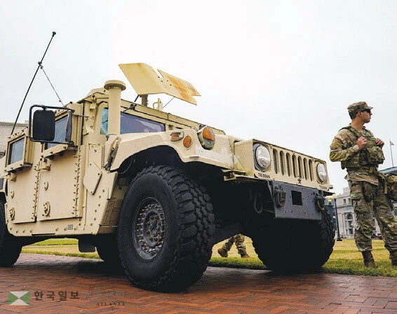  지난 21일 워싱턴 DC 유니온역 앞에 주방위군 병사와 장갑 차량이 배치돼 있다. [로이터]