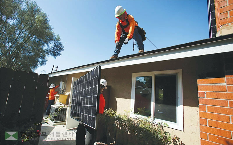  수백 달러로 외벽이나 발코니에 걸 수 있는 소형 태양광 패널 ‘플러그인 발코니 태양광’이 최근 주목받고 있다. 이 방식의 태양광 패널은 집안 콘센트에 꽂기만 해도 전기를 직접 생산할 수 있다. [로이터]