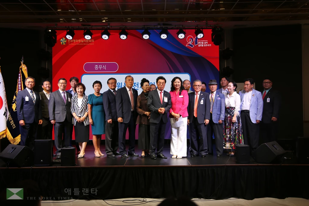 21기 평통 애틀랜타 임원들이 인사하고 있다.