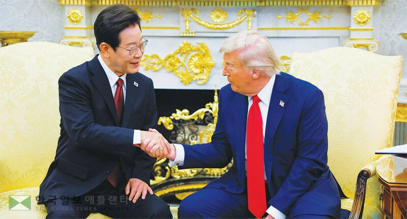  이재명 대통령과 도널드 트럼프 대통령이 25일 백악관 오벌오피스에서 한미 정상회담을 하며 악수하고 있다. [연합]