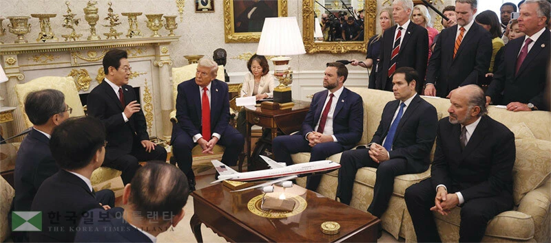  25일 백악관 오벌오피스에서 열린 이재명 대통령(왼쪽부터)과 도널드 트럼프 대통령 간 정상회담에 J.D. 밴스 부통령, 마코 루비오 국무장관, 하워드 러트닉 상무장관 등이 배석해 있다. [연합]