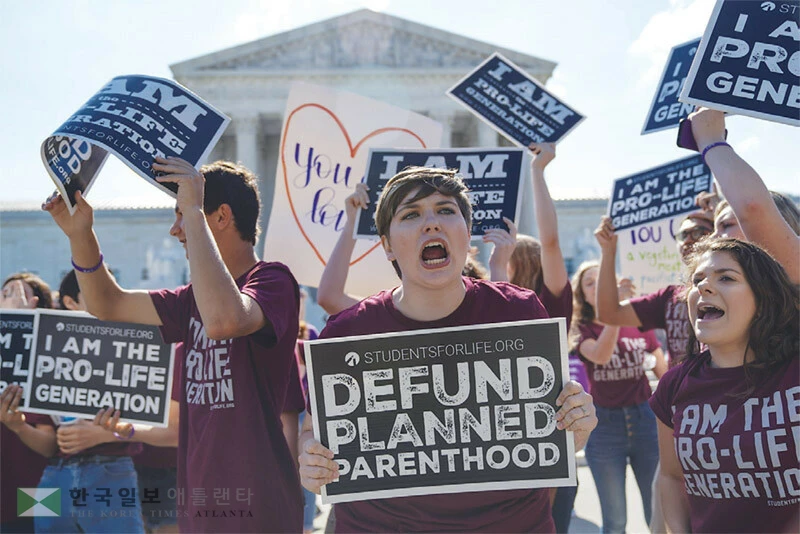  Z세대가 다른 연령대에 비해 교회 참여도가 전반적으로 낮은 것으로 조사됐다. 사진은 청소년 기독교 단체 회원들이 낙태 반대 시위를 벌이는 모습. [로이터]
