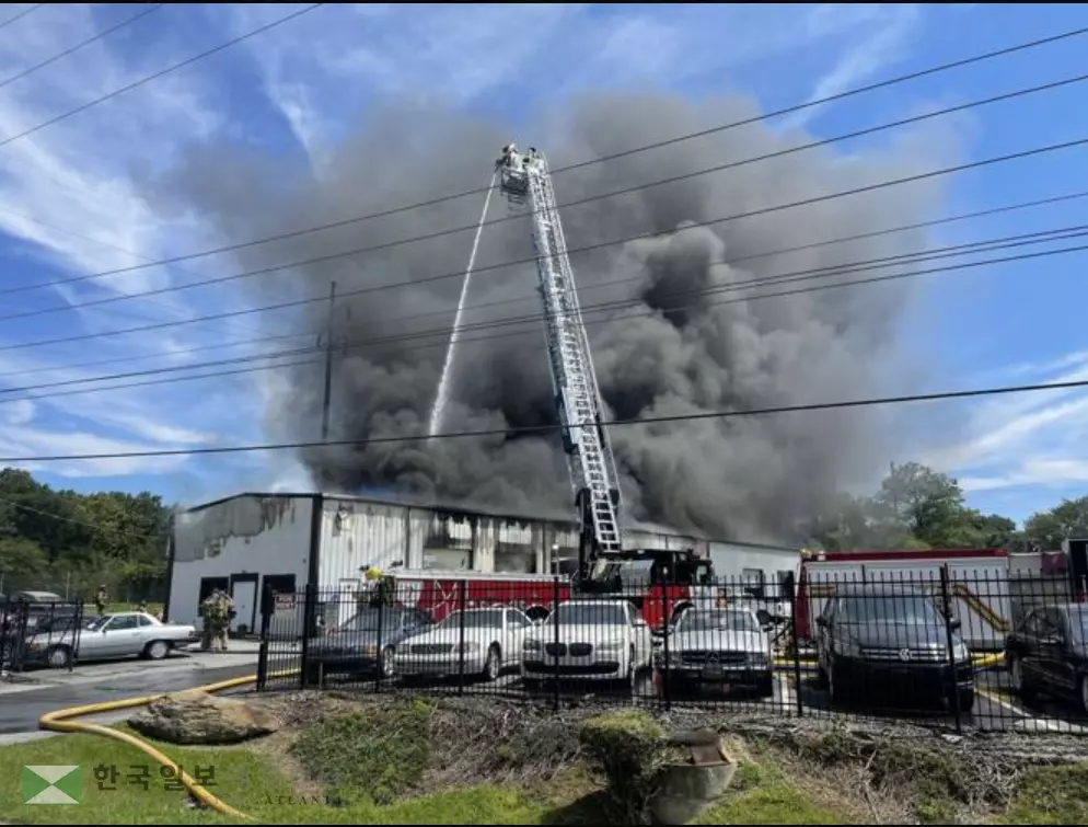 25일 오후 둘루스 뷰포드 하이웨이에 있는 차량정비업소에서 화재가 발생해 건물이 크게 피해를 입었다. <사진=귀넷 소방국 제공>