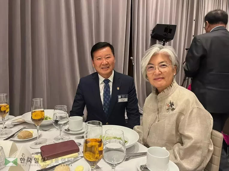 김 회장과 강경화 주미대사 내정자가 포즈를 취했다.