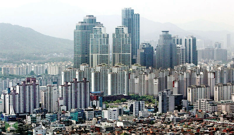  한국 정부가 외국인의 부동산 취득 실거주 요건을 강화하면서 미주 한인들 사이에서 불안감이 확산하고 있다. 한국의 한 아파트 단지 전경. [연합]