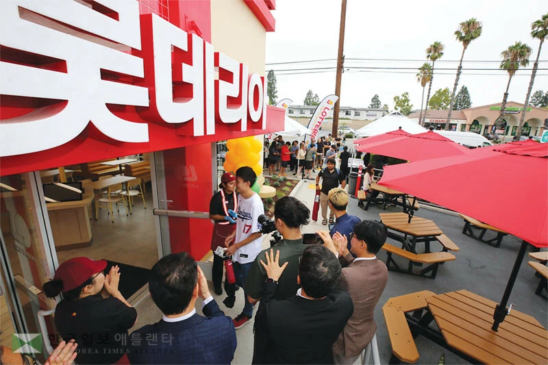  지난 14일 풀러튼에 그랜드오픈한 롯데리아는 한국 K-버거의 사실상 첫 미국 진출로 관심을 모았다. [연합]