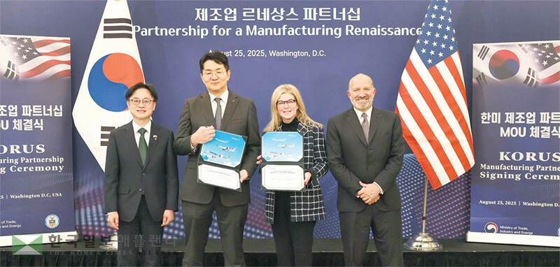  대한항공이 25일 워싱턴 DC에서 대규모 보잉 항공기 구매 계약을 체결했다. 왼쪽부터 김정관 산업통상자원부장관, 조원태 한진그룹 회장, 스테파니 포프 보잉 상용기 부문 사장 겸 최고 경영자, 하워드 러트닉 미 상무부 장관이 한 자리에 모였다. [대한항공 제공]