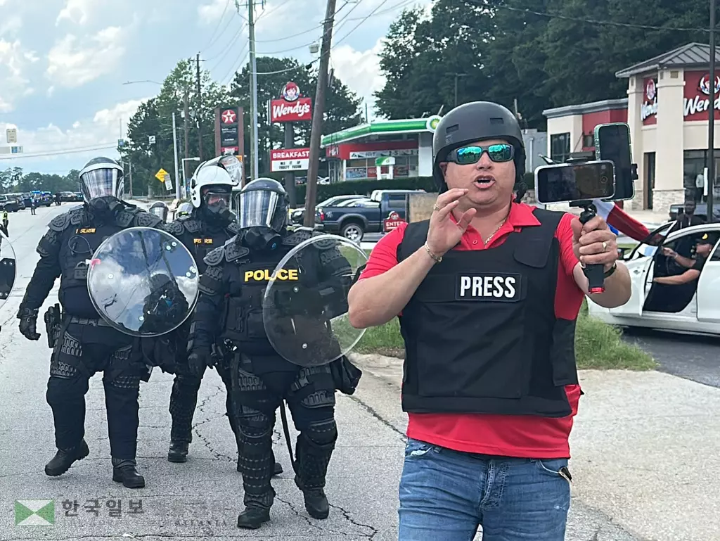 지잔 6월 디캡 카운티에서 열린 노킹스 시위를 취재 중인 마리오 게바라 기자.<사진=조지아 리코더지=애틀랜타 시빅 서클>