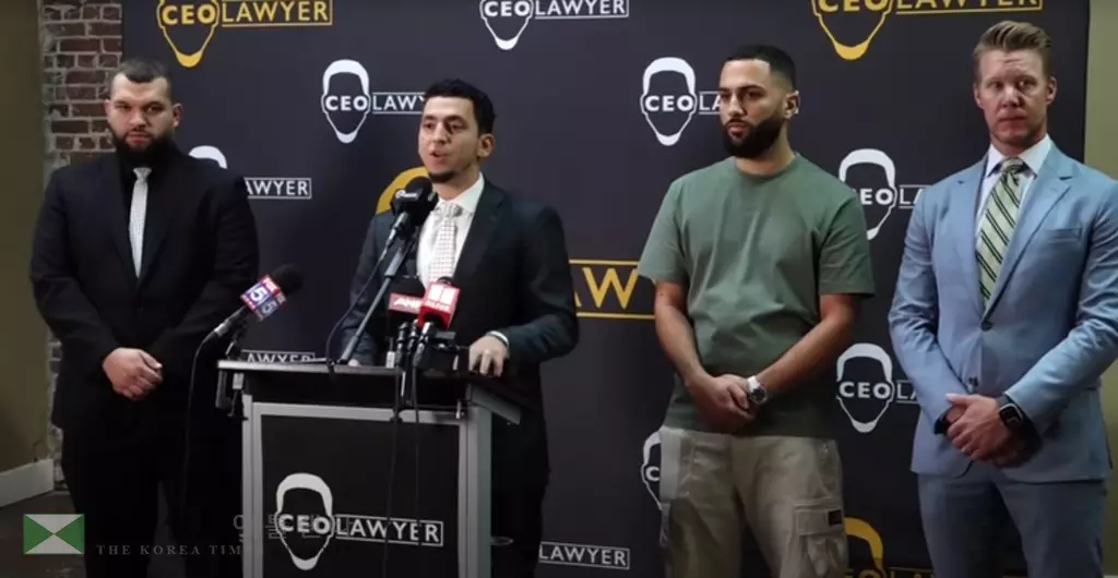 델타항공을 상대로 소송을 제기한 모하메드 쉴블리(왼쪽 세번째)와 변호인이 26일 기자회견을 갖고 있다.<사진=11얼라이브 유튜브 동영상 캡쳐>
