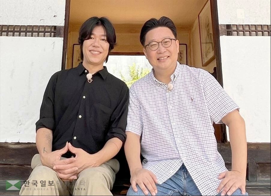 싱어송라이터 이상순(왼쪽) 씨와 성신여대 서경덕 교수(서울=연합뉴스) 싱어송라이터 이상순(왼쪽) 씨와 성신여대 서경덕 교수가 제115주년 경술국치일을 앞두고 27일 '심우장'에서 '다시 쓰는 대한이 살았다' 캠페인 영상 촬영중 포즈를 취하고 있다. [서경덕 교수 제공]