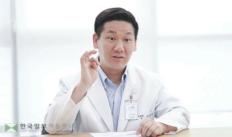  경기 안산시 단원구 고려대 안산병원에서 나윤찬 이비인후두경부외과 교수가 귀 문제로 생기는 어지럼증에 대해 설명하고 있다. [고려대 안산병원 제공]