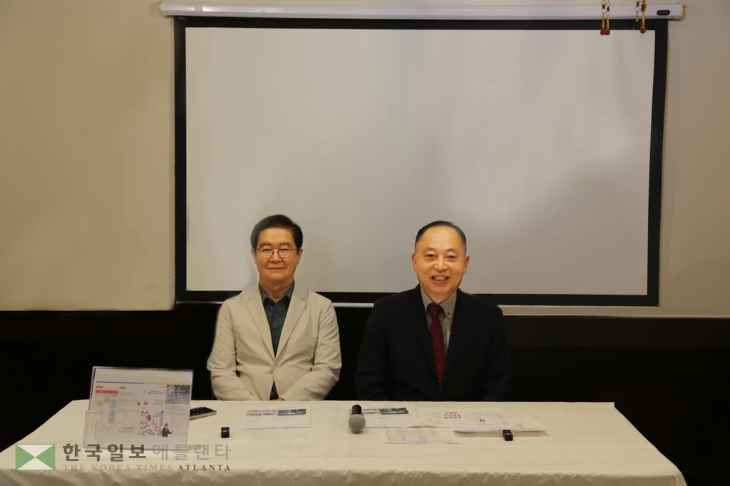 썬박(오른쪽) 2025 글로벌 스타트업대회 준비위원장과 박형권 올드옥타 미동남부 지회장이 지난 19일 이번 대회에 관해 설명하고 있다.