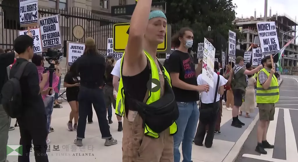 28일 저녁 주청사 앞에서는 주방위군 이민단속 투입 결정에 항의하는 기습 시위가 벌어졌다. 