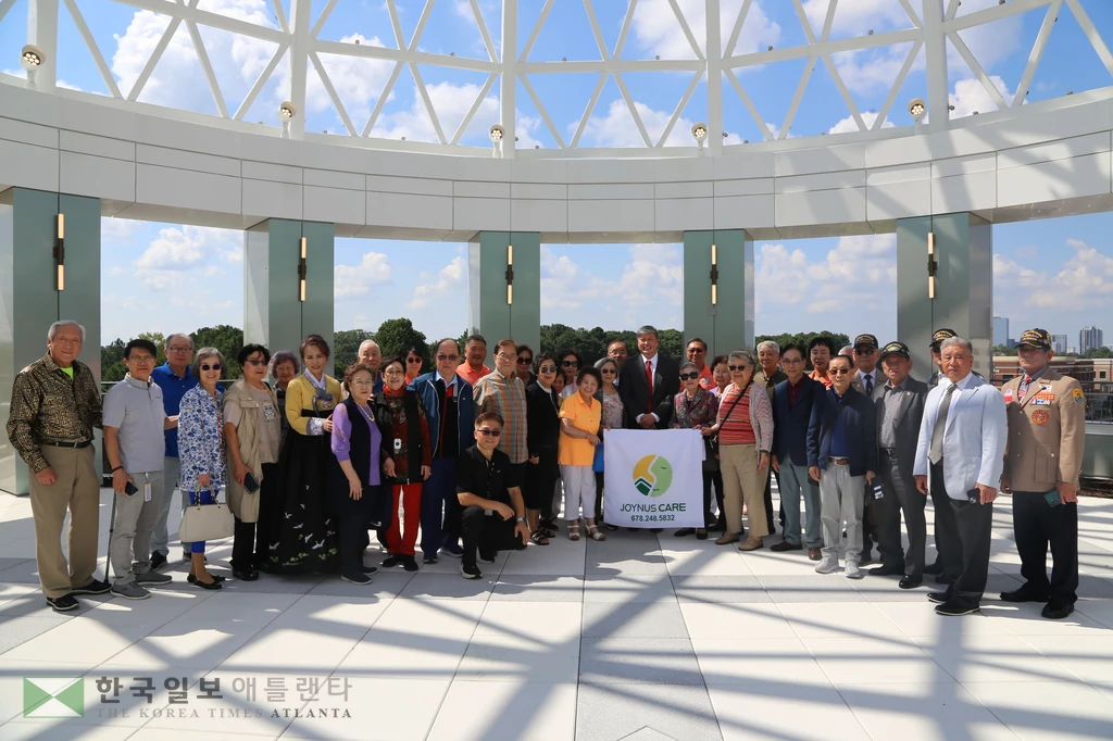 존박 브룩헤이븐 시장의 초청을 받은 한인들이 신축 시티센터 루프탑에서 기념사진을 찍고 있다.