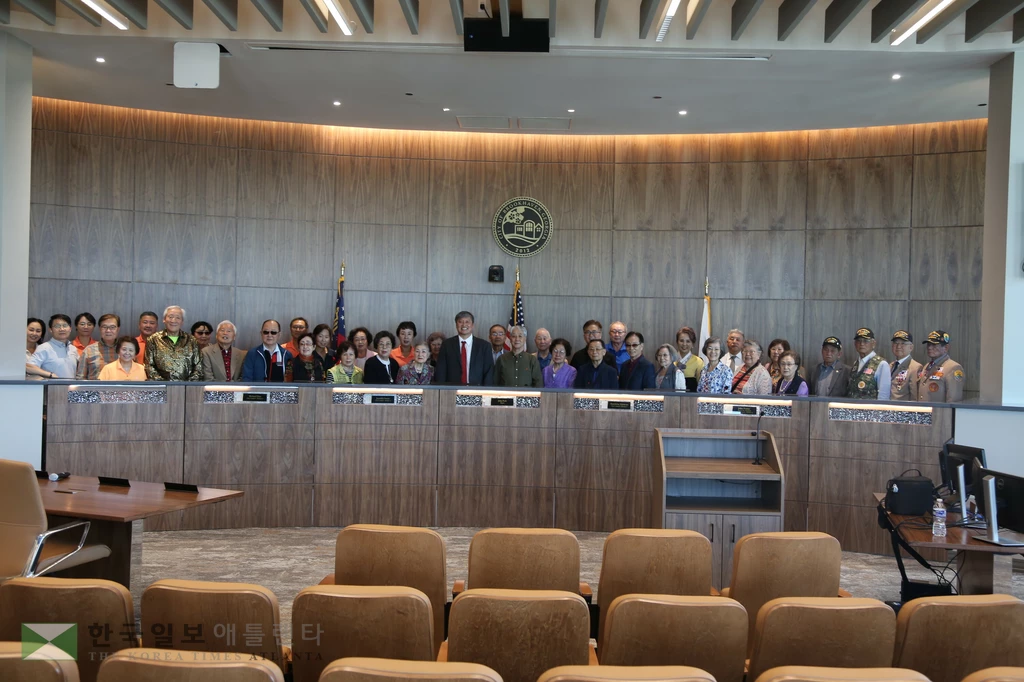 브룩헤이븐 시티센터 대회의실에 모인 한인들.