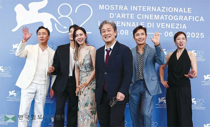  지난달 29일 베네치아 국제영화제에 참석한 박찬욱 감독과 ‘어쩔수가없다’ 배우들. [로이터]