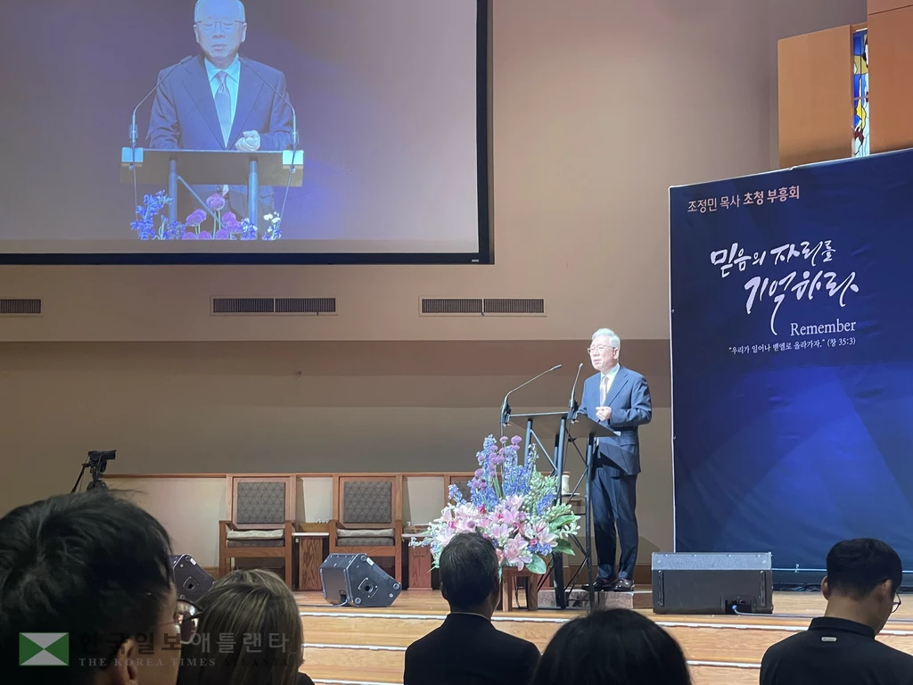 조정민 목사가 연합장로교회에서 부흥회를 인도하고 있다.