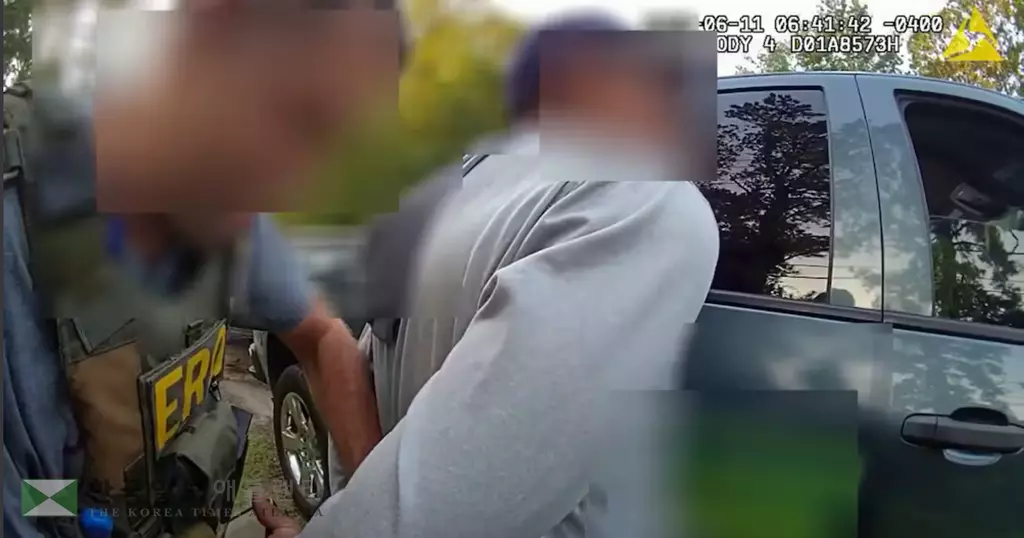 픽업트럭 조수석에 타고 있던 남성이 ICE 요원에 의해 체포되는 동영상 장면. ICE 요원 등에는 추방집행국(ERO) 로고가 선명하다.<동영상=채텀 카운티 경찰>