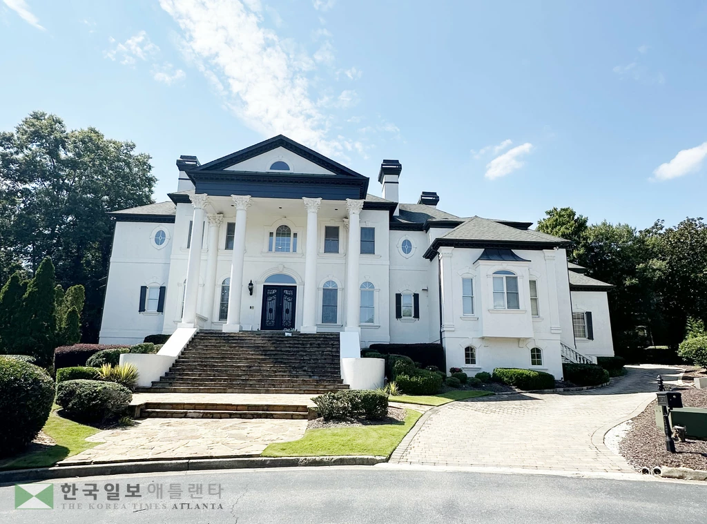 3일 오후 최씨의 집앞에는 그의 가족을 추모하는 이웃들의 발길이 이어졌다.(사진=제인김 기자)