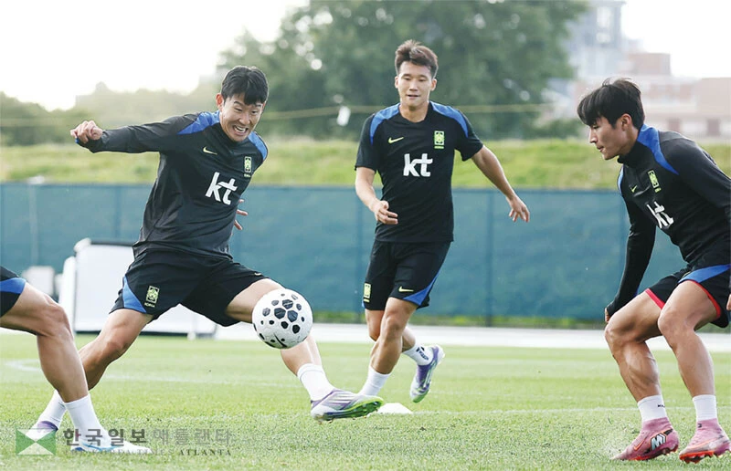  손흥민(맨 왼쪽)이 2일 뉴욕주 아이칸 스테디엄에서 한국 대표팀 동료들과 훈련하고 있다. [연합]