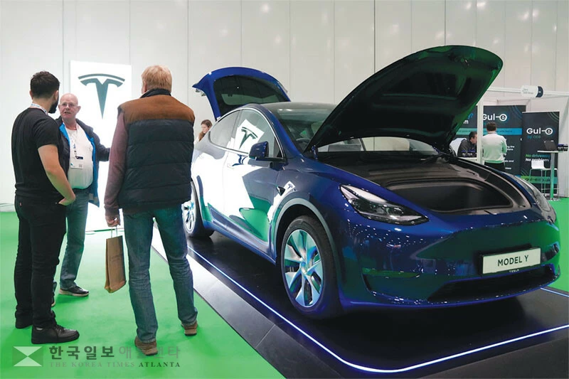  연방정부의 최대 7,500달러 세액공제가 이달 말로 완료되면서 딜러들이 대규모 할인 경쟁에 나서고 있다. 테슬라의 한 딜러 모습. [로이터]