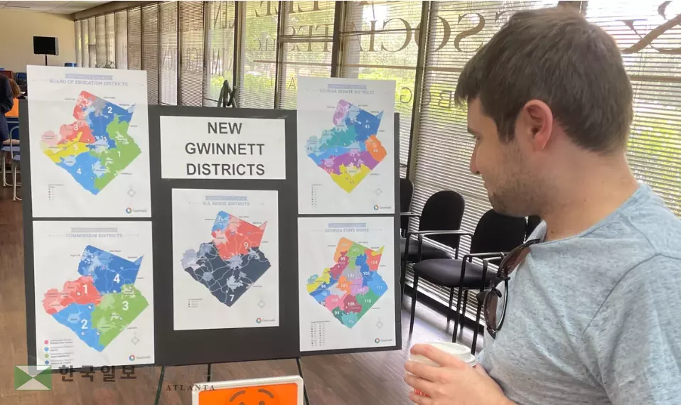 한 귀넷 주민이 2022년 당시 재획정된 귀넷 주하원 선거구 지도를 들여다 보고 있다. 공화당 주도의 선거구 획정은 다수당 지위 회복을 노리는 민주당에게는 과제다.<사진=NPR>