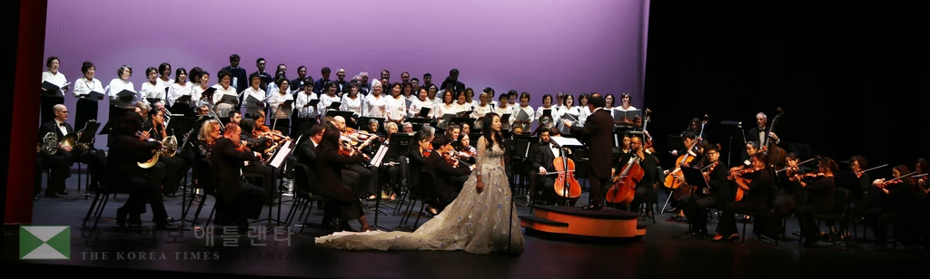 광복절 80주년 기념 및 통일기원 대음악회에서 소프라노 칸칭칭 추이가 독창을 하고 있다.