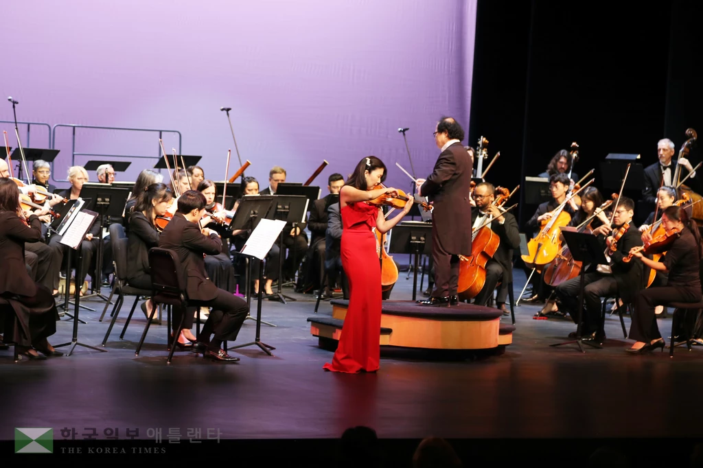 광복절 80주년 기념 및 통일기원 대음악회에서 헬렌 김 바이올리니스트가 오케스트라와 협연하고 있다.