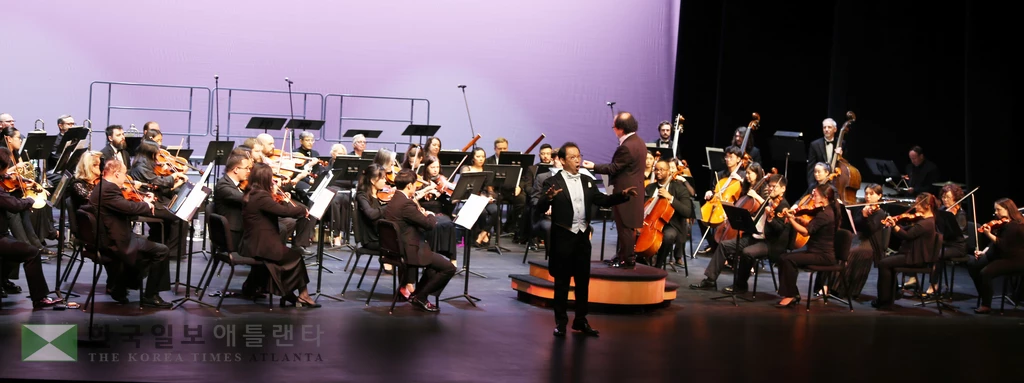 광복절 80주년 기념 및 통일기원 대음악회에서 바리톤 윌리엄 임이 독창을 하고 있다.