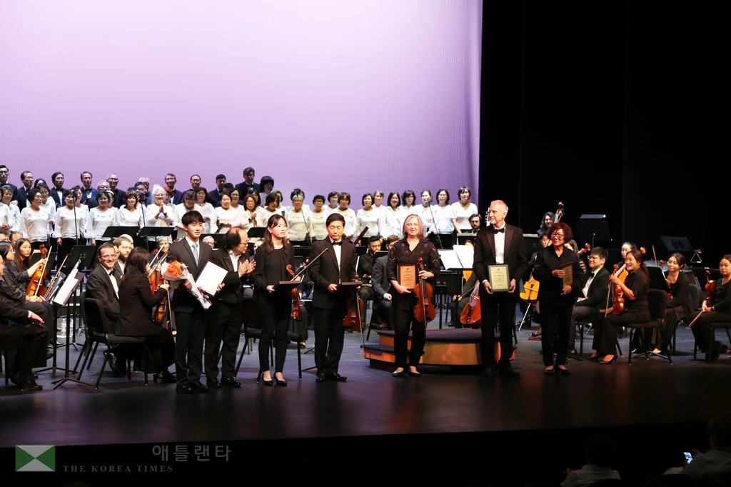 26년간 오케스트라와 함께 한 연주자들에게 감사패를 수여하고 있다.