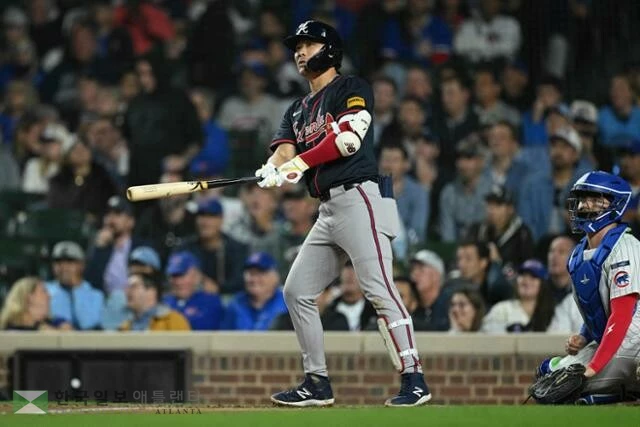 애틀랜타 김하성이 4일 미국 일리노이주 시카고 리글리필드에서 열린 메이저리그 시카고 컵스와 원정 경기에서 팀이 0-1로 뒤진 7회 역전 3점 홈런을 친 뒤 타구를 바라보고 있다. 시카고=AFP 연합뉴스