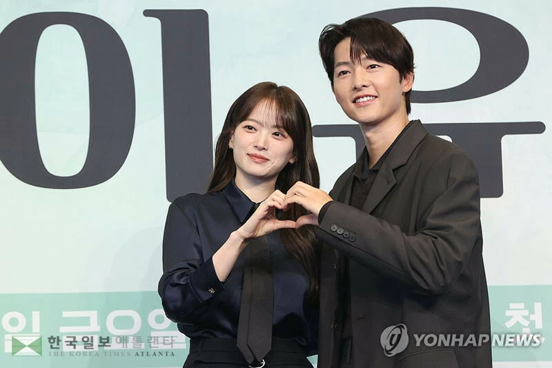  배우 천우희, 송중기가 4일(한국시간) 서울 구로구 더링크서울호텔에서 열린 JTBC금요 드라마 ‘마이 유스’ 제작발표회에서 포즈를 취하고 있다. [연합]