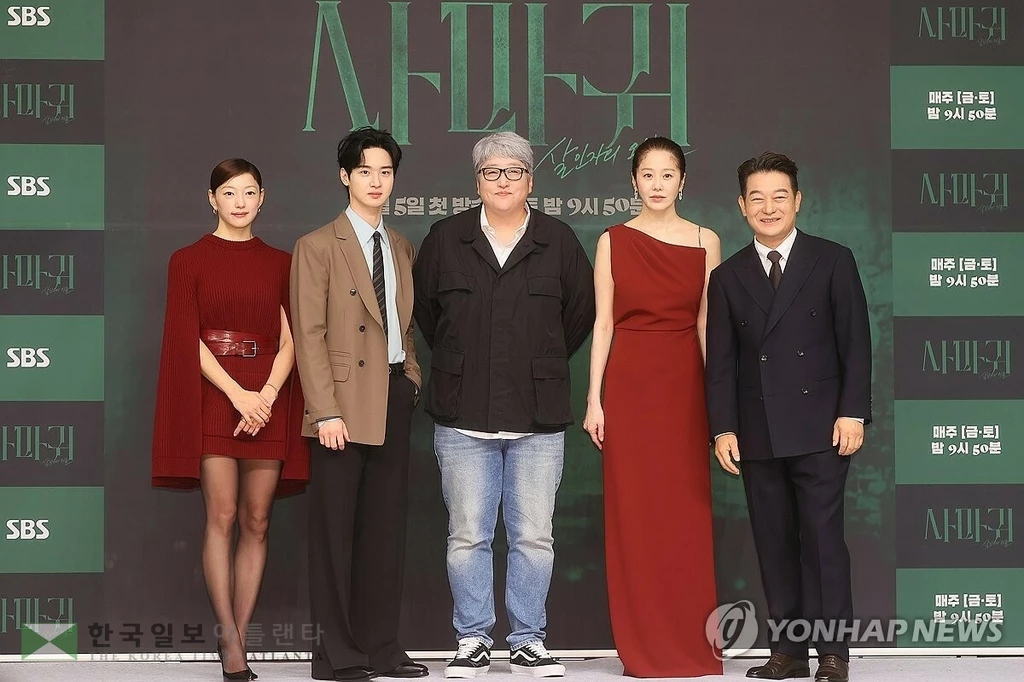  배우 이엘(왼쪽부터), 장동윤, 변영주 연출, 고현정, 조성하가 4일 서울 양천구 목동 SBS사옥에서 열린 드라마 '사마귀: 살인자의 외출' 제작발표회에서 포즈를 취하고 있다.(서울=연합뉴스) 