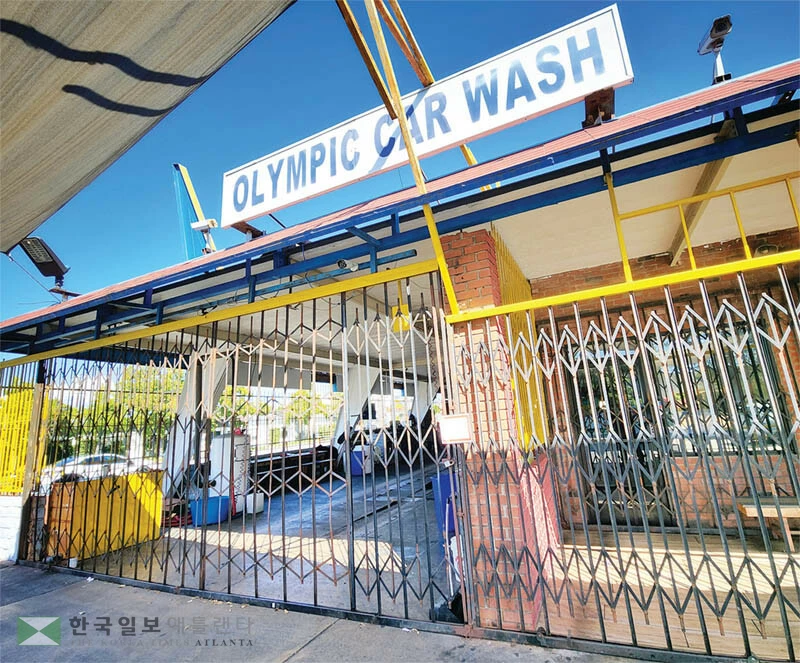  연방 이민 당국의 급습 단속의 표적이 된 한인 운영 올림픽 카워시가 3일 오후 영업을 중단한 채 문이 닫혀 있다. [박상혁 기자]
