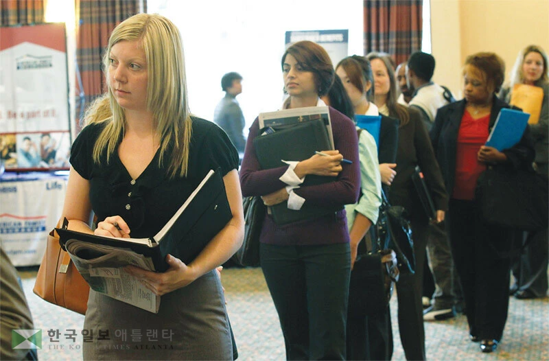 경제 불확실성이 커지면서 기업들이 채용을 줄이자 취업자들은 험난한 취업 전쟁을 벌여야 한다. 최근 남가주에서 열린 한 채용박람회 행사의 모습. [로이터]